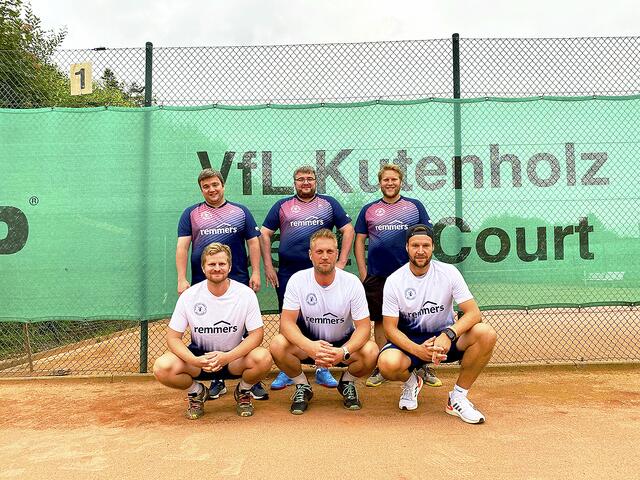 Das Siegerteam mit (vorne, v.li.): Niklas Meggers, Michael Kakoschke, Sebastian Koch (hinten v.li.): Hendrik Schefczyk, Alexander Schefczyk, Daniel Staib | Foto: VfL Kutenholz