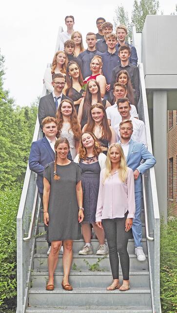 Strahlen über den bestandenen Realschulabschluss:
die Schüler und Lehrer der Klasse 10b