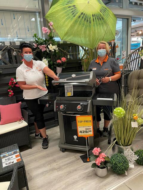 Manja Harms (li., stellv. Gartenmarktleiterin) und Kerstin Jaap (Fachfrau rund um den Garten) präsentieren den preislich besonders reduzierten Weber Grill im OBI-Harburg | Foto: S. Falke