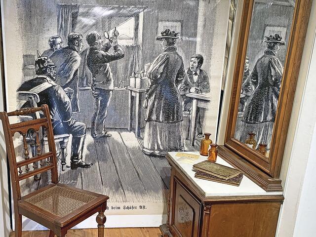 Blick in die Schäfer-Ast-Ausstellung mit historischem Mobiliar | Foto: Museum im Marstall