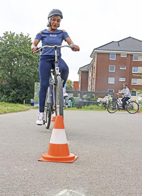 Rima Kasem beherrscht das Slalom um die Hütchen schon ganz gut. Dabei hat die 32-Jährige das Radfahren erst kurz vorher erlernt - auf einem Kurs der Verkehrswacht