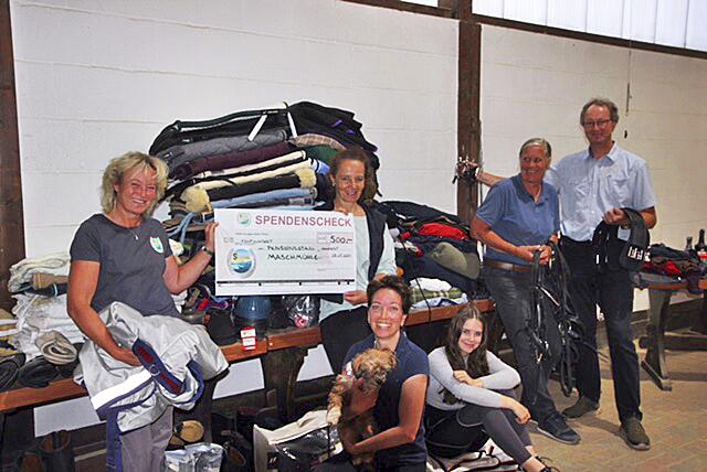 Stallbetreiberin Marianne Schwarcke (links) und weitere Initiatoren der Aktion spendeten bereits 500 Euro