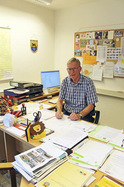 Am Schreibtisch im Gemeindebüro: Wulfsens Bürgermeister Gerd Müller | Foto: ce