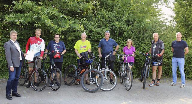 Dr. Peter Dörsam (v.li.) ehrt die MTB-Heidebiker Jörg Schulz, Thomas Bach, Thomas Waldmann, Joachim Danckers, Erika Sagert, Uwe Niemann und Sascha Niemann