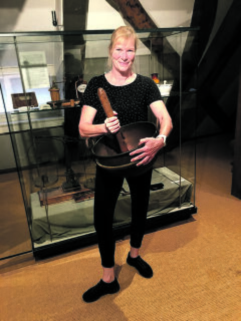 Rosemarie Schmidt, Inhaberin der Alten Rats-Apotheke, mit historischen Exponaten aus dem Apotheker-Arbeitsalltag in der Ausstellung | Foto: Museum im Marstall