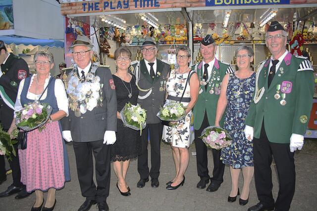 Das amtierende Königshaus in Sprötze hängt nochmals ein Jahr dran (v.li.): Ute und König Gerhard Kröger mit den Adjutantenpaaren Silvia und Peter Kröger, Margrit und Wilfried Kröger sowie Elke und Jürgen Baden | Foto: Oliver Sander
