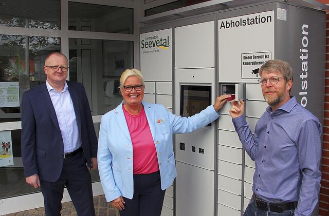 Bürgermeisterin Martina Oertzen testet mit dem Digitalisierungsbeauftragten Mike Wille (li.) und Ordnungsabteilungs-
leiter Ron Gauger die neue Abholstation | Foto: Gemeinde Seevetal