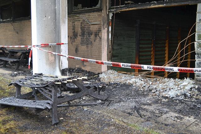 Die Gymnastikhalle und zwei Umkleideräume wurden durch das
Feuer massiv beschädigt. Das Feuer griff von den brennenden
Bänken auf das Gebäude über