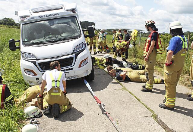 Alle flach hinlegen und vorsichtig justieren: Die Feuerwehrleute sichern das Wohnmobil  | Foto: Stefan Braun