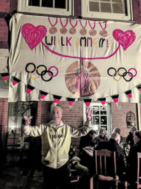 Hans Melzer in Champagnerlaune bei der Willkommensparty vor seinem Haus in Luhmühlen | Foto: Anne Melzer