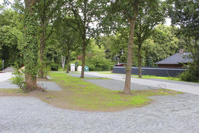 Der große neue Parkplatz steht auch für den Sportplatz zur Verfügung | Foto: sb