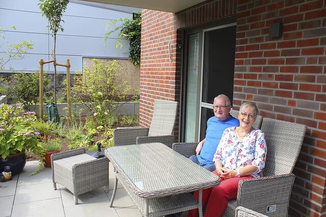 Ulrike und Günter Rohlfs sind begeistert von ihrer großen Terrasse | Foto: sb