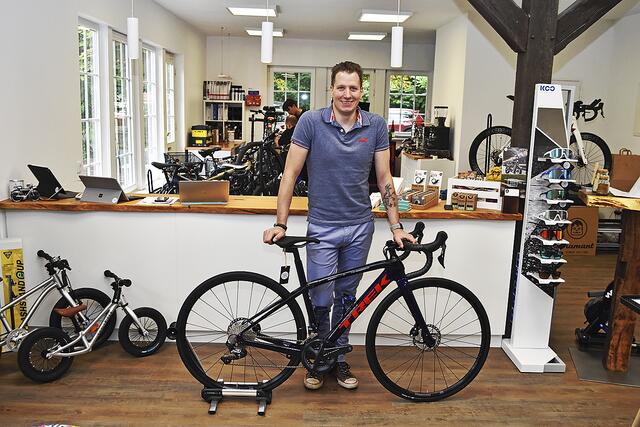 Bastian Klein ist mit Herzblut Fahrradfahrer. Das merkt der 
Kunde im Beratungsgespräch | Foto: Axel-Holger Haase