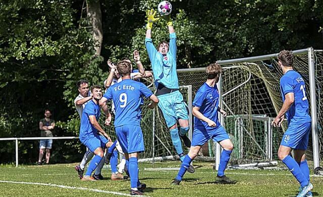 Kristoff Knaack, Torwart vom FC Este, pariert nach einem Eckball | Foto: fupa.net / Rolf Schmietow