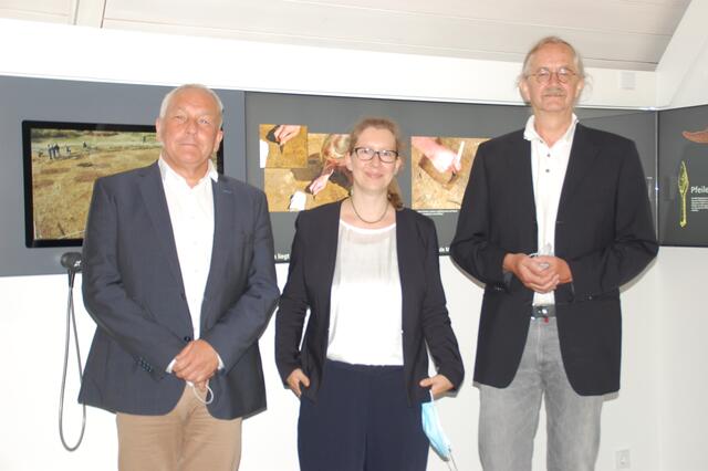 Besuch aus Hannover: Henning Henning Haßmann (li.), Leiter der Abteilung Archäologie des Niedersächsischen Landesamtes für Denkmalpflege, mit Casha Ipach und Dr. Bernd Habermann bei der Eröffnung des Buxtehude Museums | Foto: sla