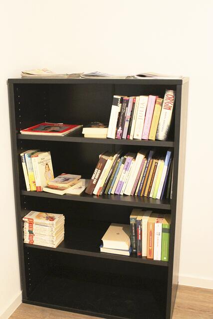 Das Büchertauschregal in der Gemeinschaftswohnung | Foto: sb