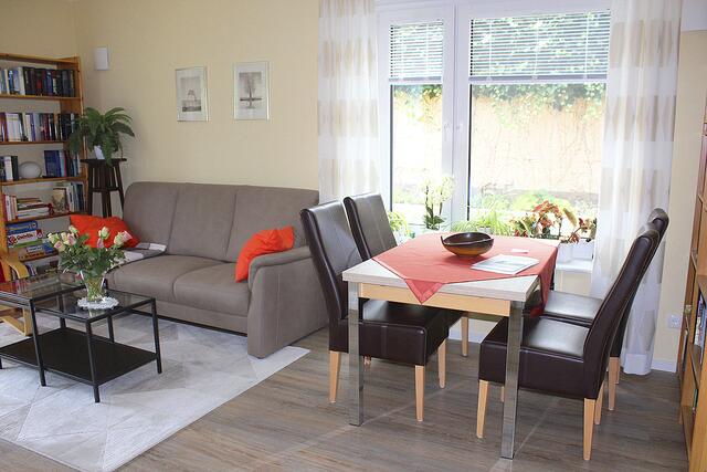 Helles und gemütliches Wohnzimmer mit Eßplatz | Foto: sb