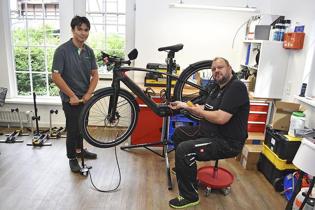 Werkstattleiter Maurice Wilcken (re.) und Praktikant Jean Okada sorgen für einen perfekten Service  | Foto: Axel-Holger Haase