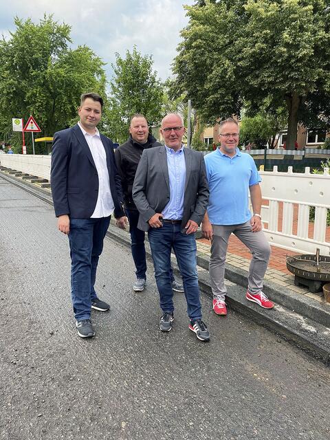 Die Meckelfelder CDU-Politiker Markus Warnke (v. li.), Stefan Mundt, Peter Langenbeck und Marco Walczak an der Baustelle zur Sanierung der Bürgermeister-Heitmann-Straße 
in Meckelfeld | Foto: CDU Meckelfeld