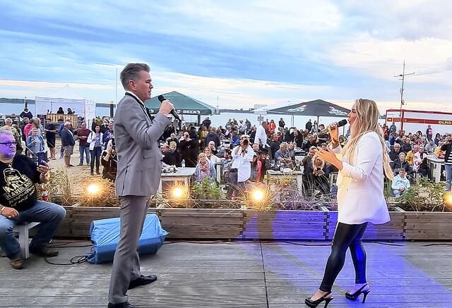 Die Musical-Stars Kathy Savannah Krause und Dale Tracy auf der Bühne | Foto: ig