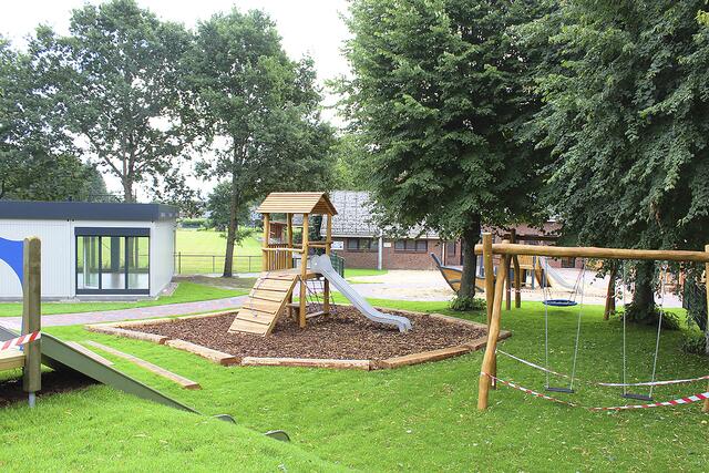 Links der Kita-Neubau, rechts der Altbau, dazwischen der neue Spielplatz | Foto: sb