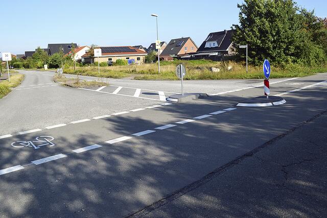 Die Markierung und die Insel bei der Ausfahrt von der
Heidlohallee auf die Harburger Straße sollen für mehr Sicherheit bei den Radfahrern sorgen | Foto: bim