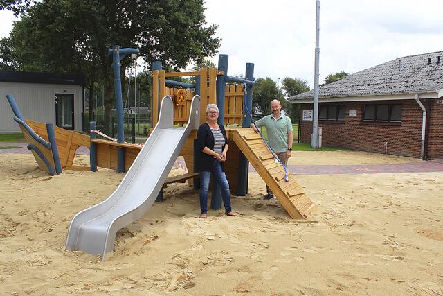 Margitta Bertram und Henrik Plate auf dem neuen Spielplatz | Foto: sb