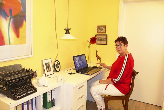 Erika Koppe hat sich im Flur ihrer Wohnung einen Arbeitsplatz eingerichtet | Foto: sb