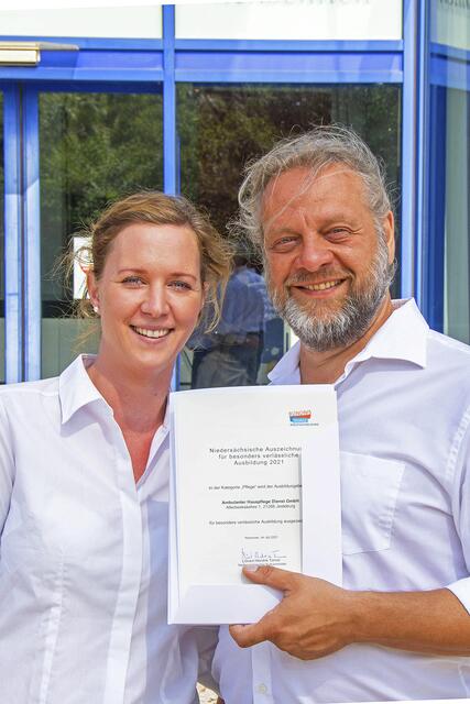 Ausbildungsbeauftragte Eva Samulewitsch und Geschäftsführer Ole Bernatzki freuen sich über
die Auszeichnung | Foto: AHD