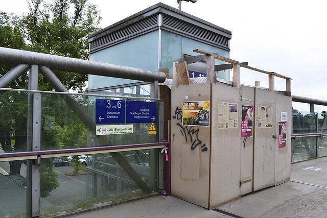 Schilder, die auf den nicht verfügbaren Fahrstuhl hinweisen, sind nicht zu sehen, stattdessen Plakate von "Ende Gelände" | Foto: bim
