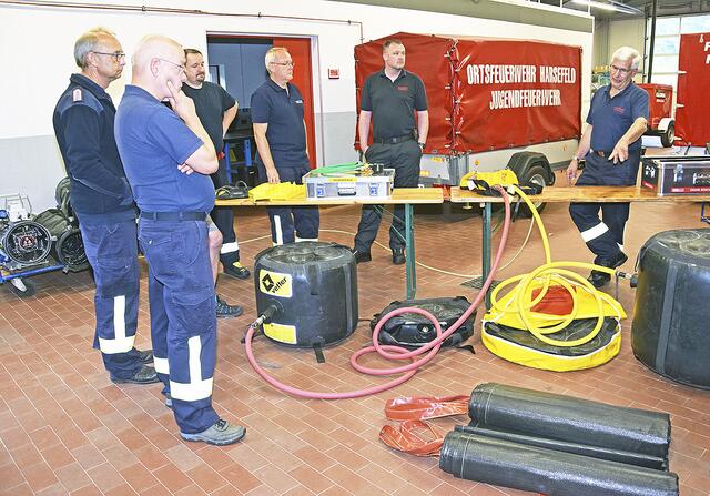 Johann Böker weist die Feuerwehrleute in die neuen Gerätschaften ein | Foto: Günter Kachmann