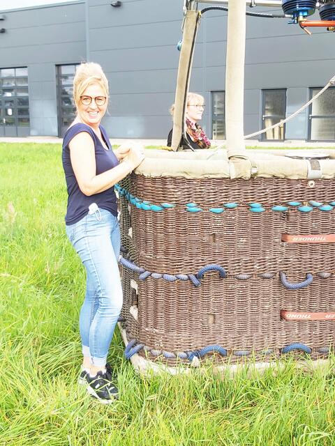 Beim Aufstellen des Ballonkorbes mussten alle mithelfen | Foto: Lea Brunnert