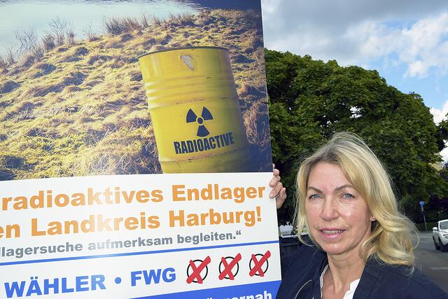 Ortspolitikerin Angelika Gaertner (Freie Wähler) an dem Plakat zur Endlagersuche an der
Glüsinger Straße in Meckelfeld
