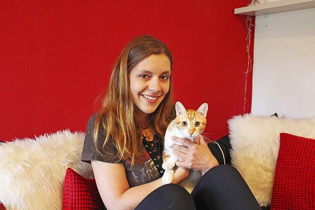Julia Scheidweiler - hier mit Kater Eddy - ist den vielen Spendern unglaublich dankbar, die ihr so schnell die Operation ermöglicht haben. Nach drei Wochen Erholung von der OP freut sie sich, nächste Woche wieder zur Arbeit gehen zu können