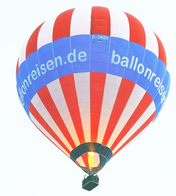 Der Heißluftballon nach dem Start in Buxtehude | Foto: Wolfgang Wölken