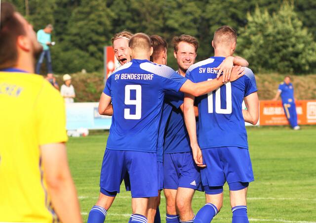 Torjubel mit Spielertrainer Andre Müller (Mitte) in Bendestorf | Foto: cc