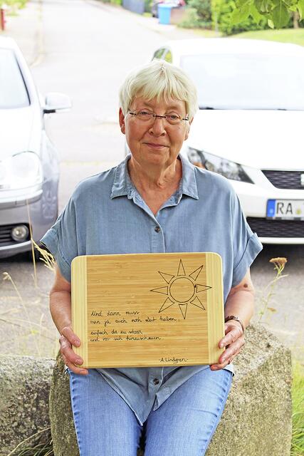 "Der Spruch passt zu meinem Abschied als Bürgermeisterin": Elisabeth Mestmacher mit einem Frühstücksbrett, das sie von ihrer Enkelin geschenk bekommen hat | Foto: ce