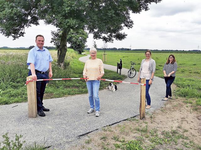 Auf dem neuen Verbindungsweg in Gehrden (v. li.): Bürgermeister André Wiese, Ortsvorsteherin Renate Buchholz, "Achtern-Elbe-Diek"-Regionalmanagerin Annika Paulini und die städtische 
Klimaschutzmanagerin Agnieszka Paschek | Foto: Stadt Winsen