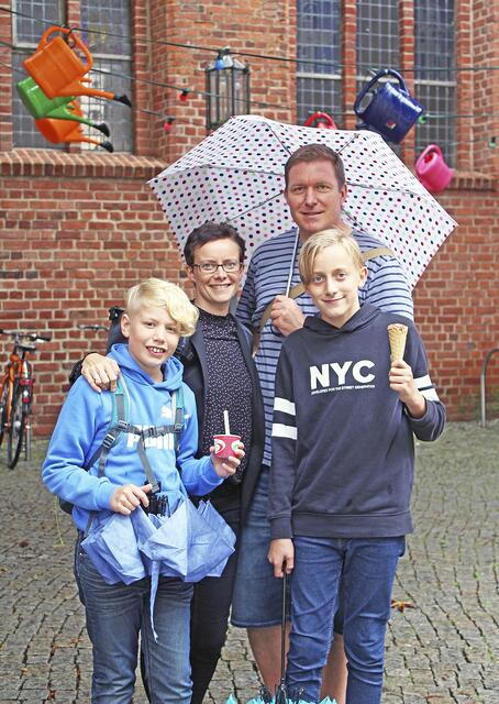 Die Eltern Monique und Carsten Friedrich (39 und 44) gönnten sich mit ihren Söhnen Yannik (12) und Finn (9) ein leckeres Eis - trotz Regen | Foto: jab