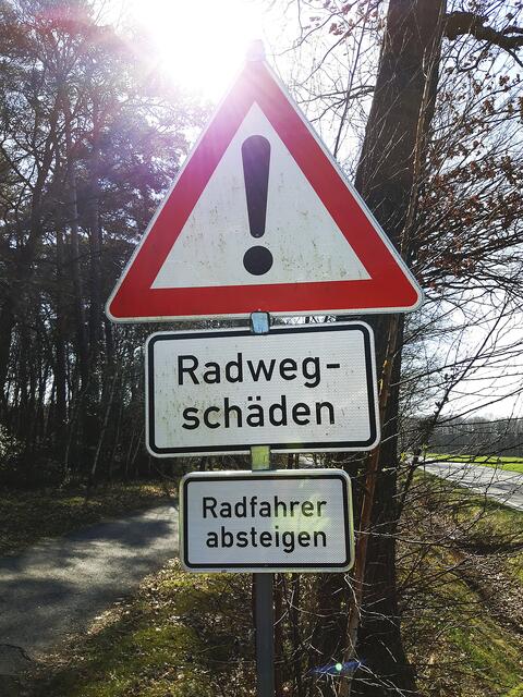 Dieses Schild stand kurzzeitig auf dem maroden Radweg | Foto: Helga Blanck