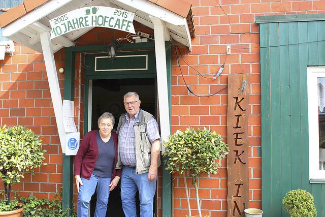 Gisela und Werner Bohlmann vor ihrem Hofcafé | Foto: sb
