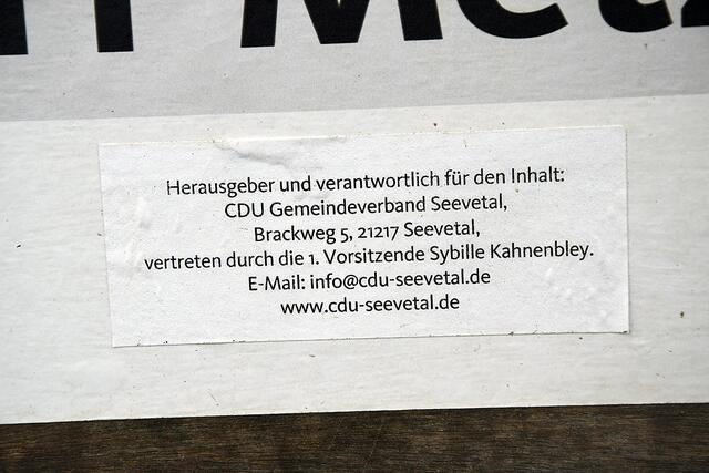 Mit diesen Aufklebern hat die CDU in Seevetal den Verstoß gegen die Impressumspflicht auf Wahlplakaten geheilt