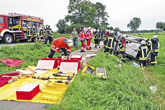 Die Einsatzkräfte bei der Arbeit | Foto: Rolf Hillyer-Funke/Feuerwehren Samtgemeinde Oldendorf- Himmelpforten