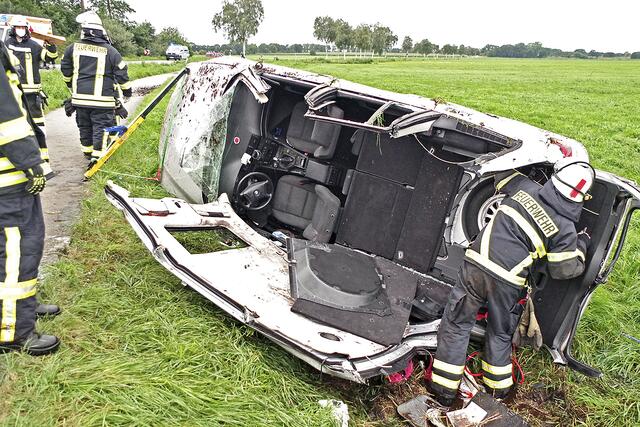 Nur noch ein Schrotthaufen: Mit Hilfe der Feuerwehr konnte der Fahrer aus seinem Auto befreit werden