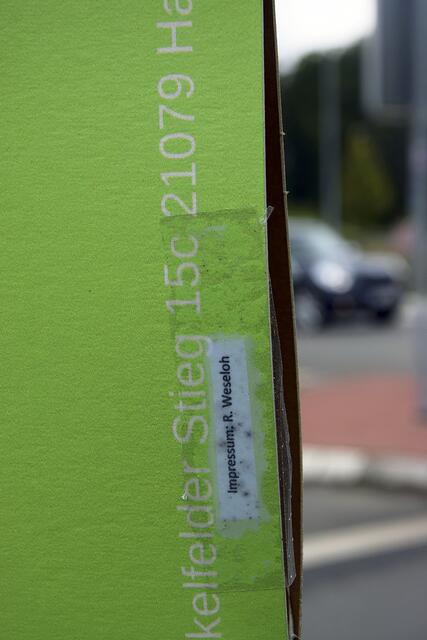 Mit einem nachträglich aufgeklebten Etikett, auf dem der Name des Ortsverbandsvorsitzenden Rainer Weseloh steht, haben die Grünen in Seevetal das rechtliche Problem mit der
Impressumspflicht auf diesem Wahlplakat gelöst