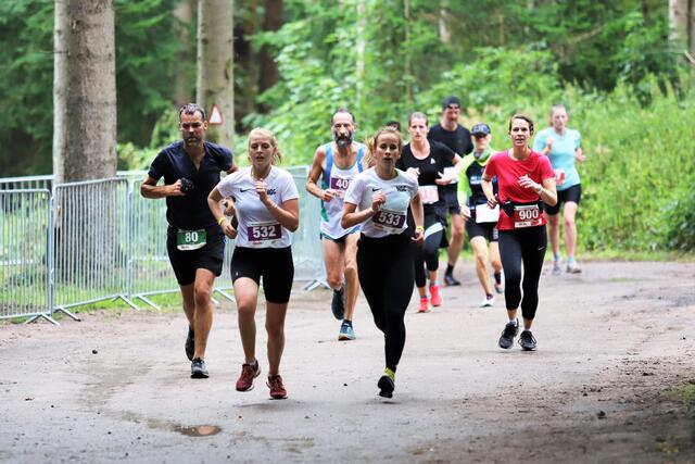 In den insgesamt 13 Wettbewerben liefen die Teilnehmer in kleinen Gruppen - denn die Organisatoren mussten wegen Corona viele Regeln beachten | Foto: cc