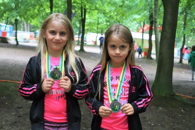 Medaillenglück für die Zwillinge Ayla (v.l.) und Simea Bollhorn aus Over | Foto: cc