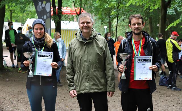 Cord Köster (Mitte), Regionaldirektor der Sparkasse Harburg-Buxtehude, übergab Pokal und Urkunde an die 10-Kilometerlauf-Sieger: Eva Schultz und Jannis Hollmann | Foto: cc
