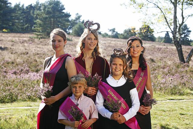 Heideblütenkönigin Jana Wlodarczak (2008) mit ihrem Königshaus  | Foto: buvv