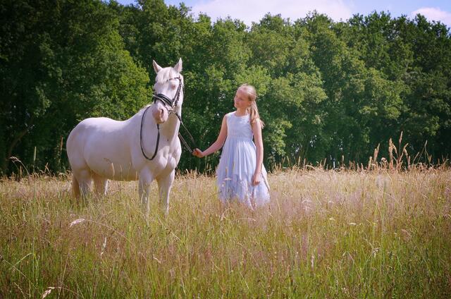 Julia Brinkmann aus Fredenbeck konnte einen besonders magischen Moment zwischen ihrer Nichte Mia Kück (Foto) und Pony Oxi festhalten | Foto: Brinkmann 